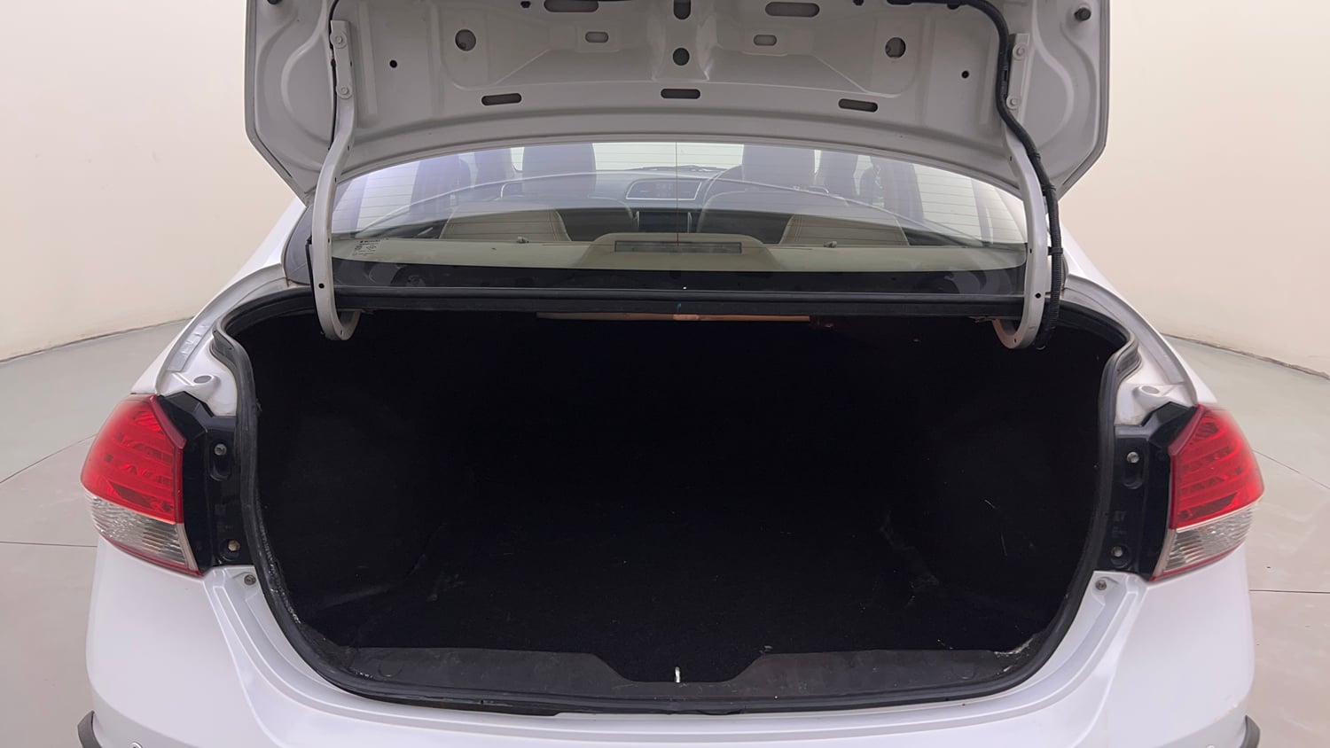 Used 2016 Maruti Suzuki Ciaz ZDi+ SHVS Diesel Manual interior DICKY INSIDE VIEW