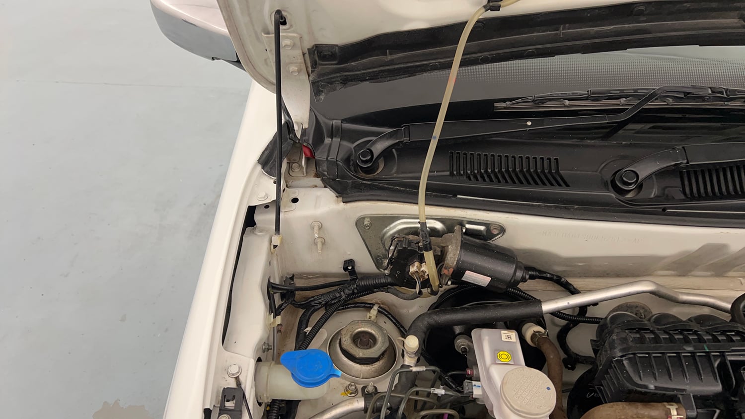 Used 2023 Maruti Suzuki Alto 800 VXi Petrol Manual engine ENGINE RIGHT SIDE HINGE & APRON VIEW