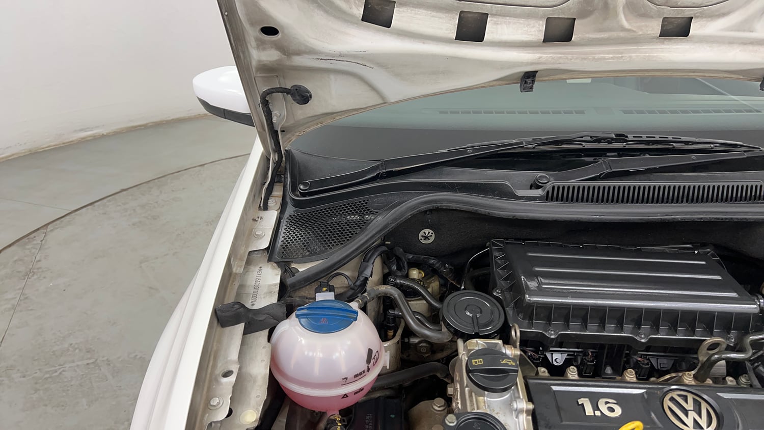 Used 2015 Volkswagen Vento Comfortline Petrol Petrol Manual engine ENGINE RIGHT SIDE HINGE & APRON VIEW