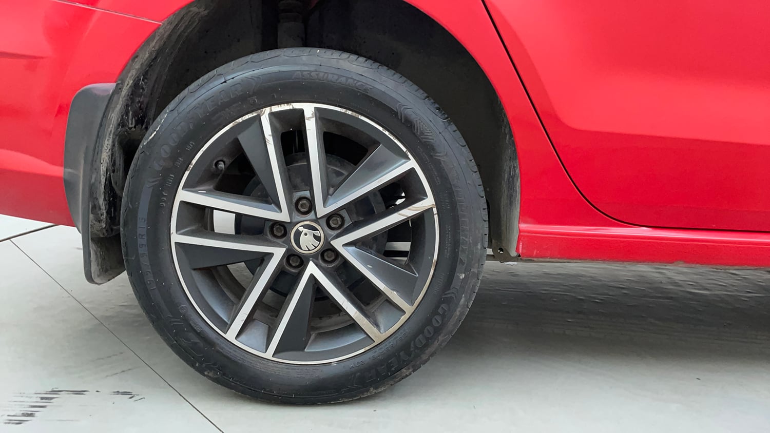 Used 2018 Skoda Rapid Style 1.6 MPI AT Petrol Automatic tyres RIGHT REAR TYRE RIM VIEW