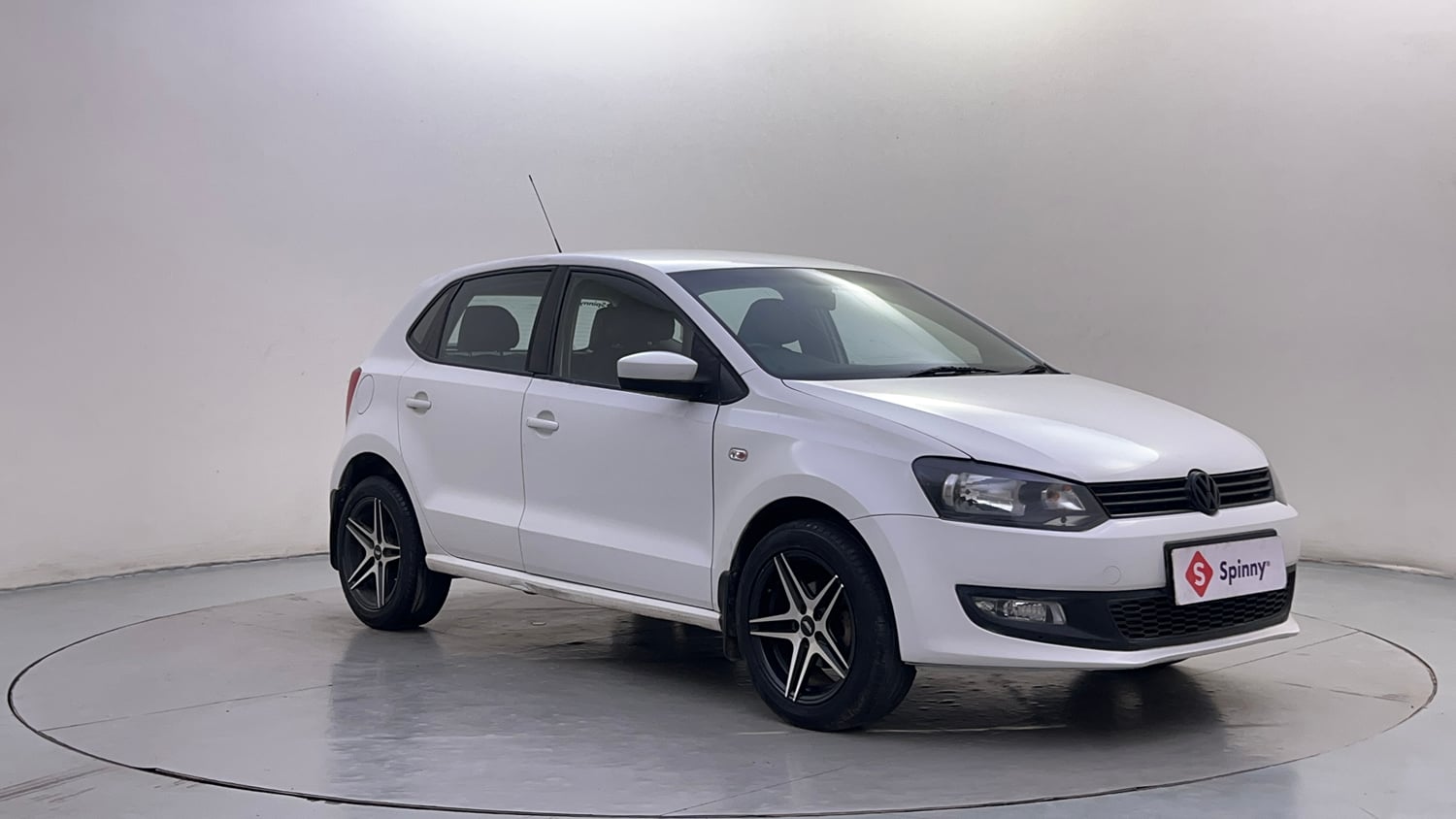 Used 2013 Volkswagen Polo Highline1.2L (P) Petrol Manual exterior RIGHT FRONT CORNER VIEW