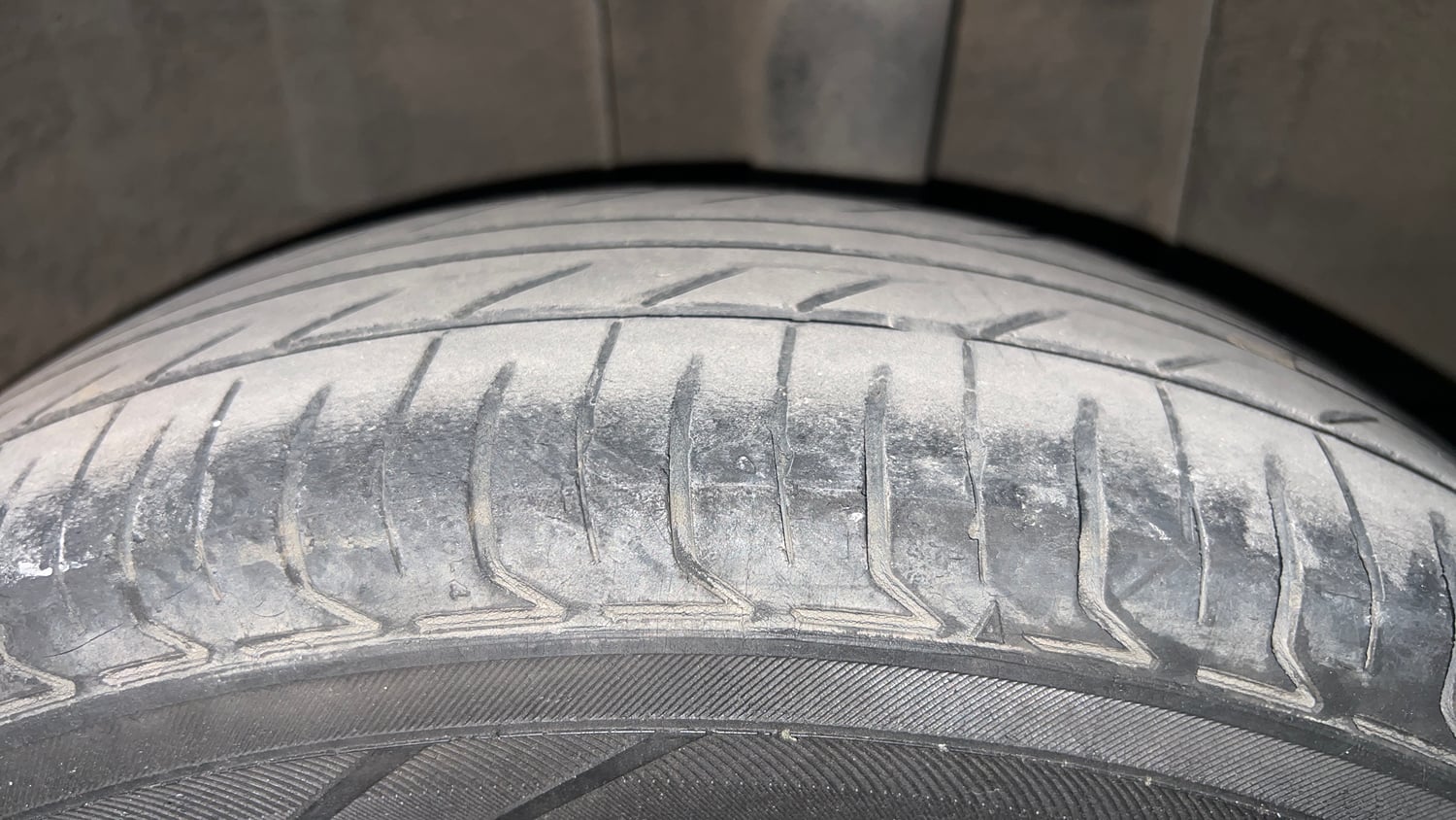 Used 2023 Renault Triber RXT EASY-R AMT Petrol Automatic tyres LEFT REAR TYRE TREAD VIEW