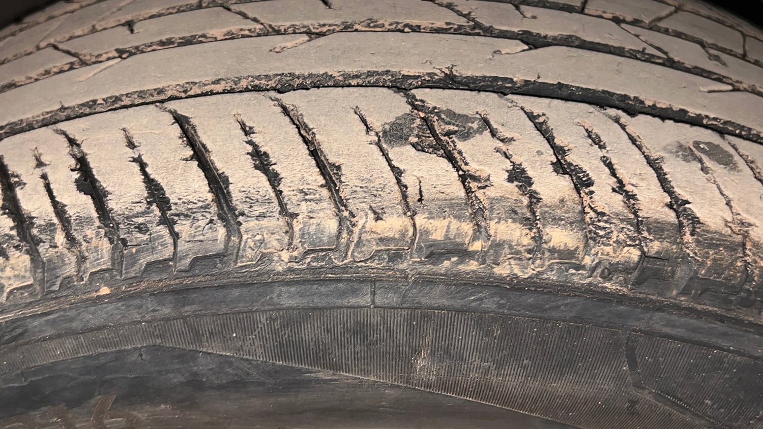 Used 2023 Nissan Magnite XE Petrol Manual tyres RIGHT FRONT TYRE TREAD VIEW