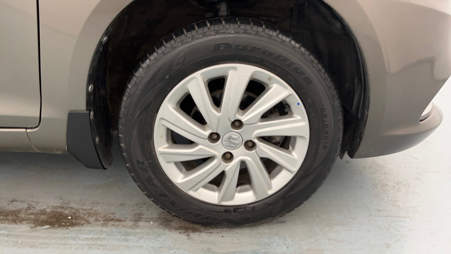 Used 2016 Maruti Suzuki Swift Dzire ZXI Petrol Manual tyres RIGHT FRONT TYRE RIM VIEW