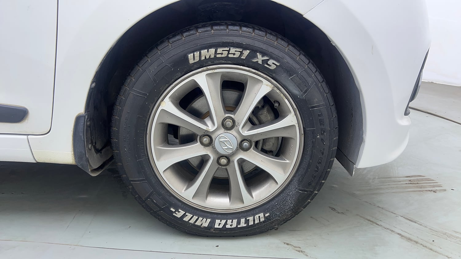 Used 2016 Hyundai Grand i10 Asta AT 1.2 Kappa VTVT Petrol Automatic tyres RIGHT FRONT TYRE RIM VIEW