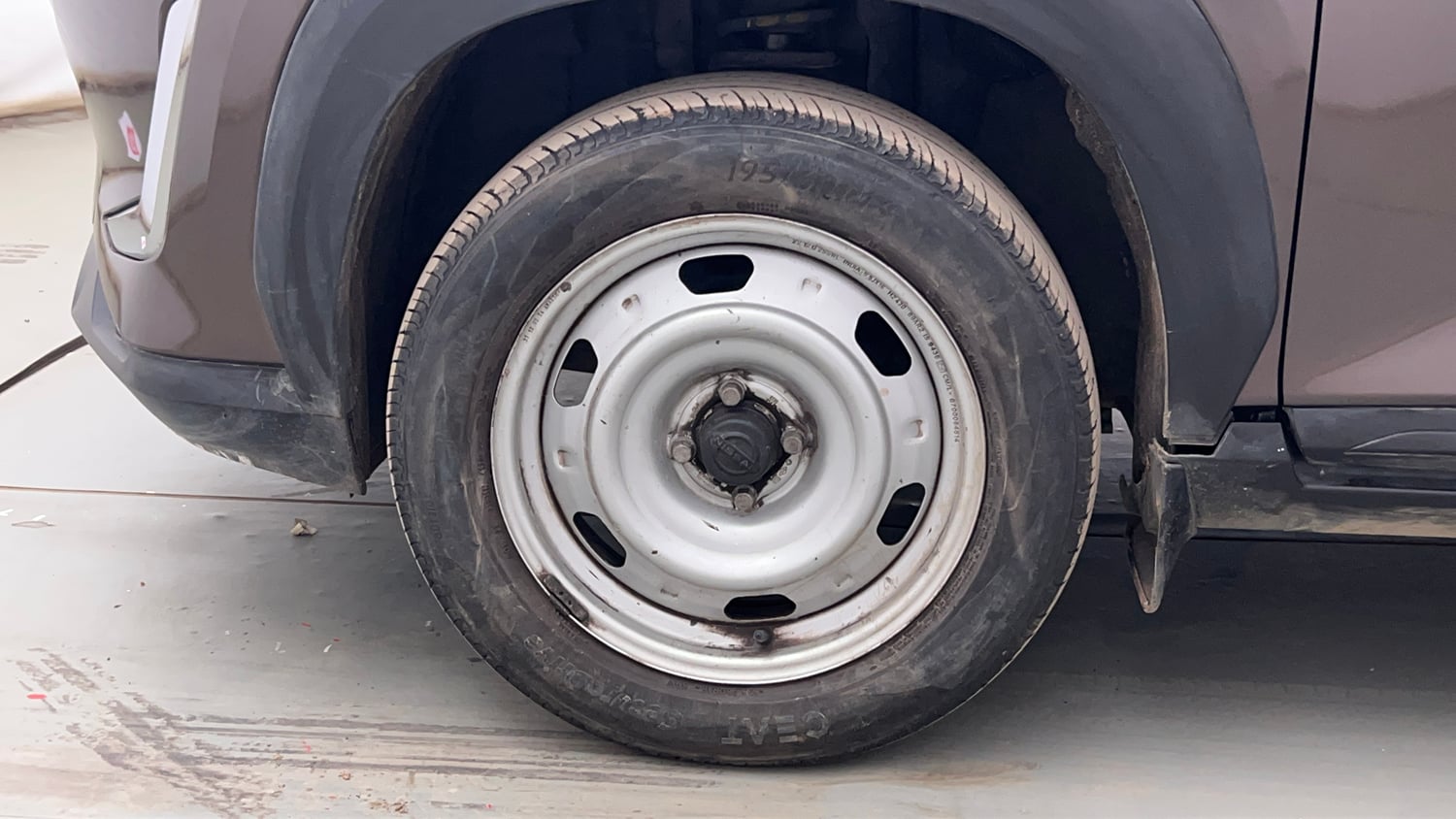 Used 2023 Nissan Magnite XE Petrol Manual tyres LEFT FRONT TYRE RIM VIEW