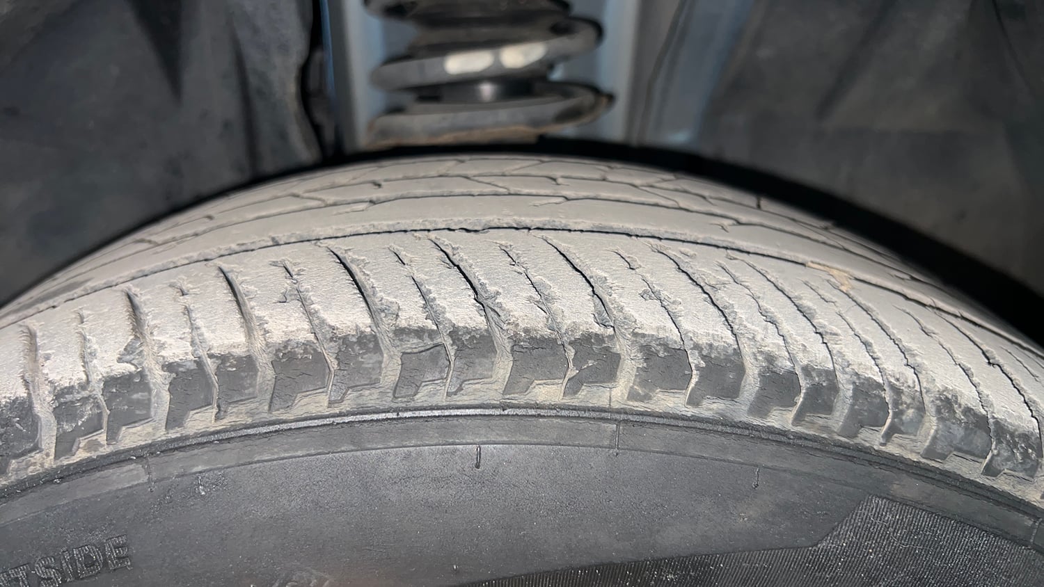 Used 2021 Renault Kiger RXT 1.0 Turbo MT Dual Tone Petrol Manual tyres RIGHT FRONT TYRE TREAD VIEW