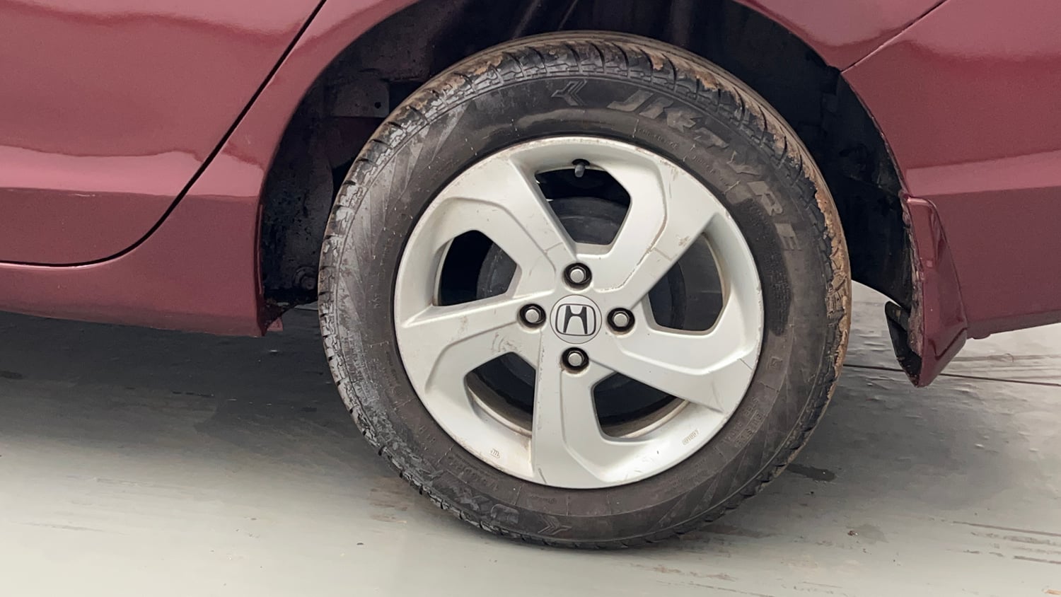 Used 2015 Honda City V Petrol Manual tyres LEFT REAR TYRE RIM VIEW