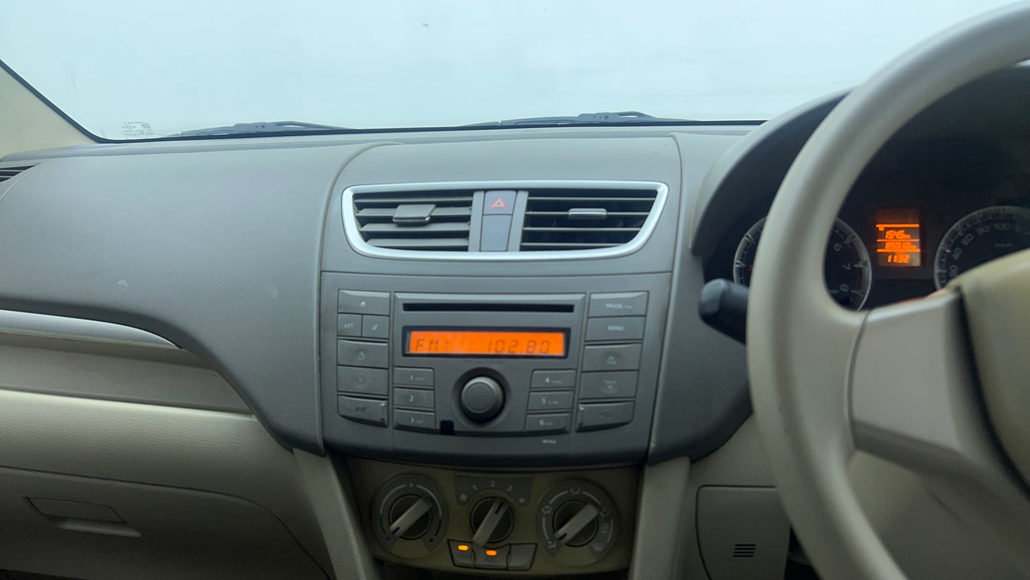 Used 2013 Maruti Suzuki Ertiga Vxi Petrol Manual top_features Integrated (in-dash) music system