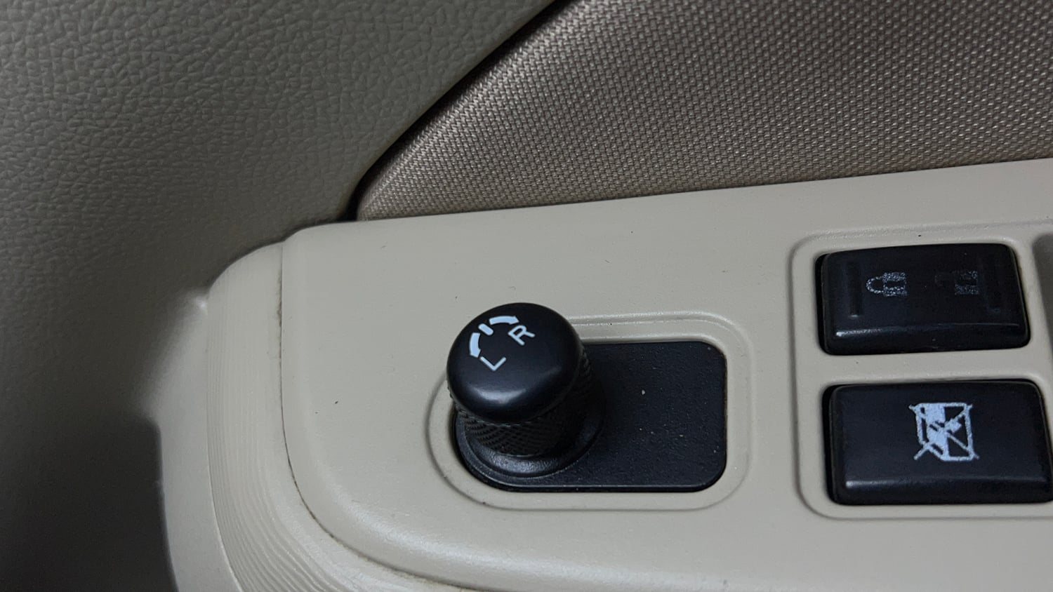 Used 2017 Maruti Suzuki Dzire VXi AMT Petrol Automatic top_features Adjustable ORVM