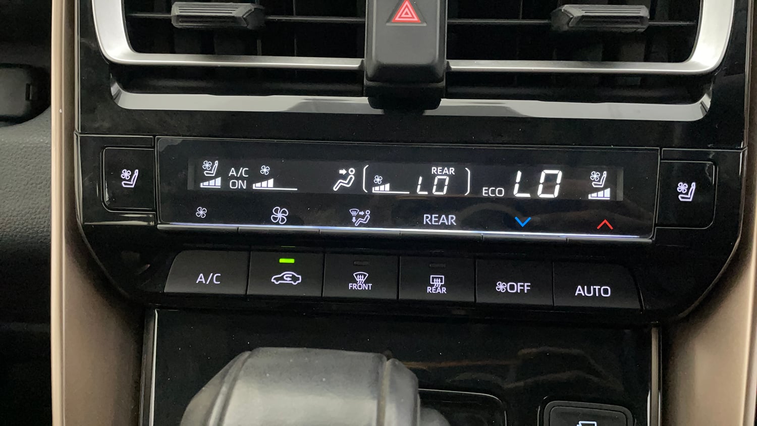 Used 2024 Maruti Suzuki Invicto Alpha Plus 7 STR Hybrid Automatic top_features Ventilated seats