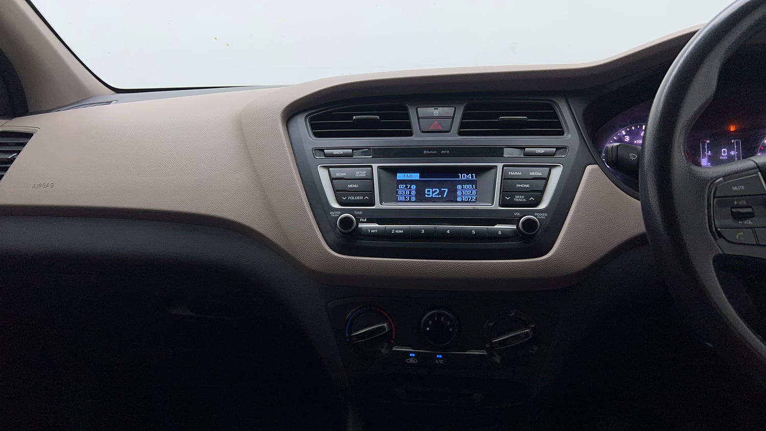 Used 2016 Hyundai Elite i20 Magna 1.2 Petrol Manual top_features Integrated (in-dash) music system