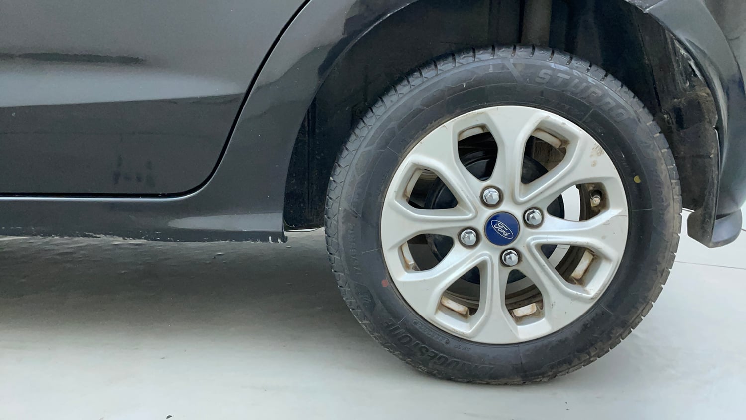 Used 2015 Ford Figo Titanium1.5 TDCi Diesel Manual tyres LEFT REAR TYRE RIM VIEW