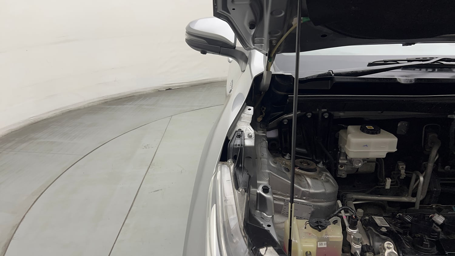 Used 2023 Toyota Innova Hycross VX Hybrid 7 STR Hybrid Automatic engine ENGINE RIGHT SIDE HINGE & APRON VIEW
