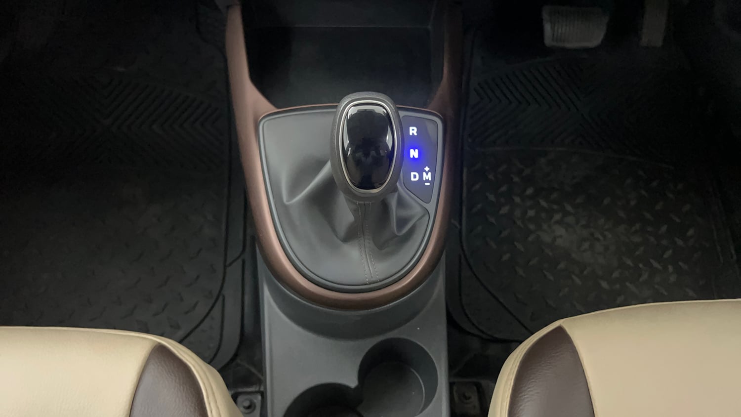 Used 2022 Hyundai Aura S 1.2 AMT Petrol Petrol Automatic interior GEAR  KNOB VIEW