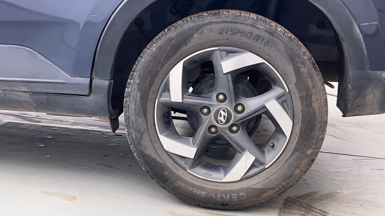 Used 2019 Hyundai Venue SX 1.4 (O) CRDi Diesel Manual tyres LEFT REAR TYRE RIM VIEW