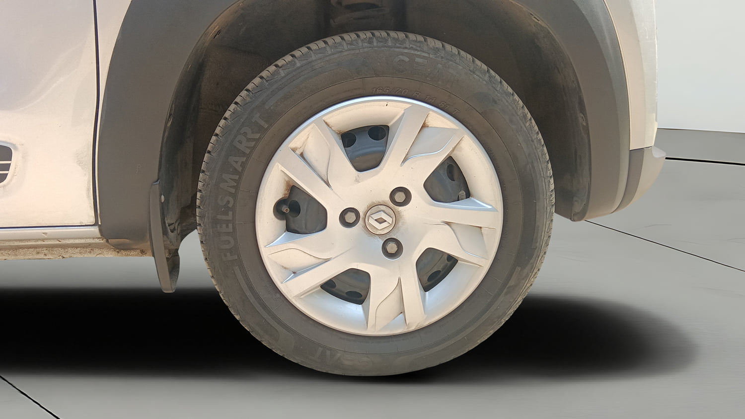 Used 2023 Renault Kwid RXT 1.0 AMT Petrol Automatic tyres RIGHT FRONT TYRE RIM VIEW