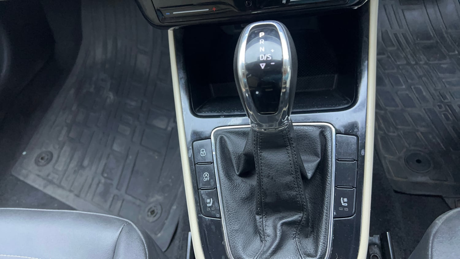 Used 2023 Skoda Slavia Style 1.0L TSI AT Petrol Automatic interior GEAR  KNOB VIEW