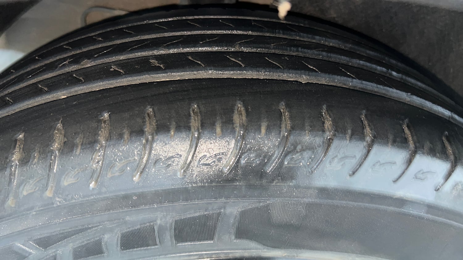 Used 2022 Kia Carens Luxury Plus 1.4 Petrol 7 STR Petrol Manual tyres RIGHT REAR TYRE TREAD VIEW