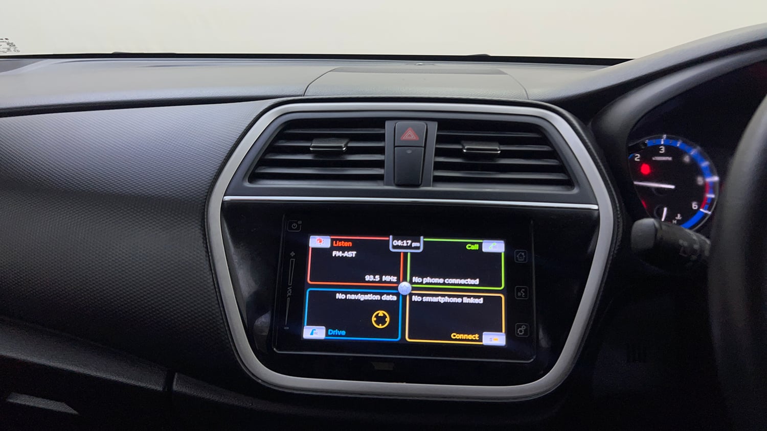 Used 2016 Maruti Suzuki S-Cross Zeta 1.3 Diesel Manual top_features Touch screen infotainment system