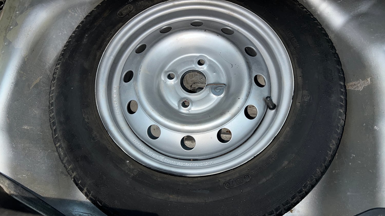 Used 2017 Maruti Suzuki Swift Lxi (O) Petrol Manual tyres SPARE TYRE VIEW