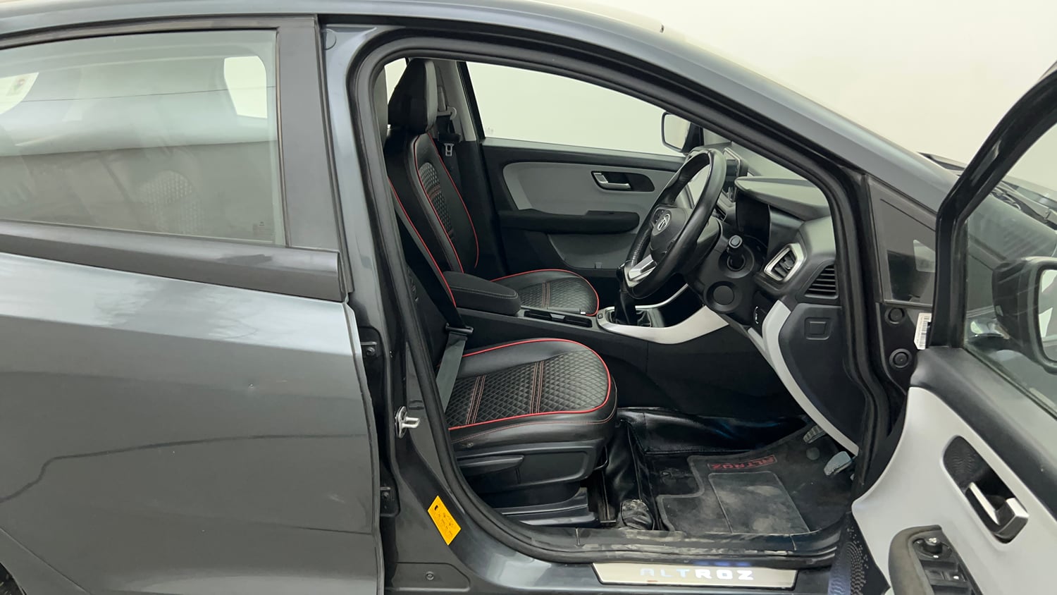 Used 2020 Tata Altroz XZ Petrol Petrol Manual interior RIGHT SIDE FRONT DOOR CABIN VIEW