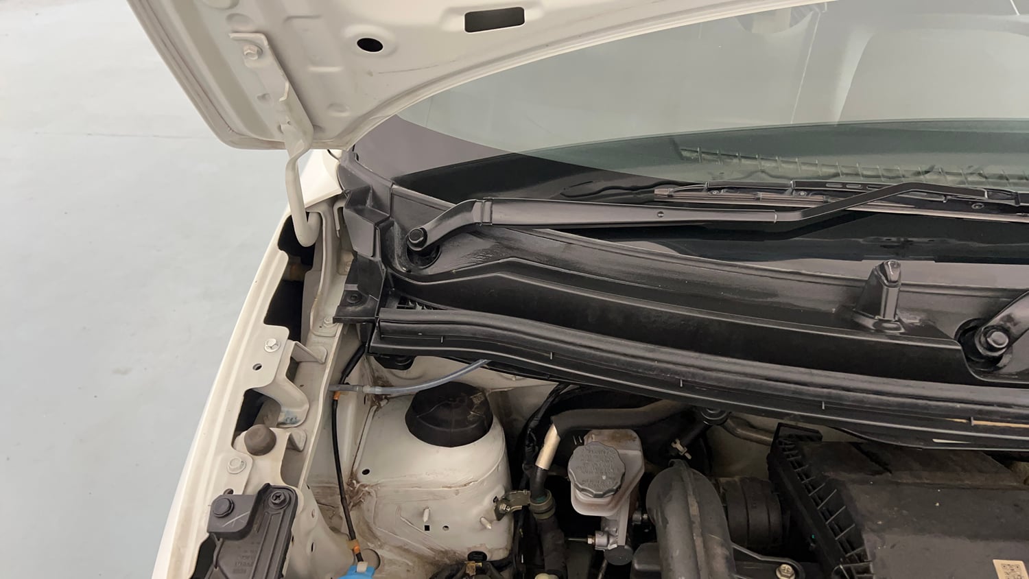 Used 2022 Maruti Suzuki Wagon R LXI 1.0 Petrol Manual engine ENGINE RIGHT SIDE HINGE & APRON VIEW