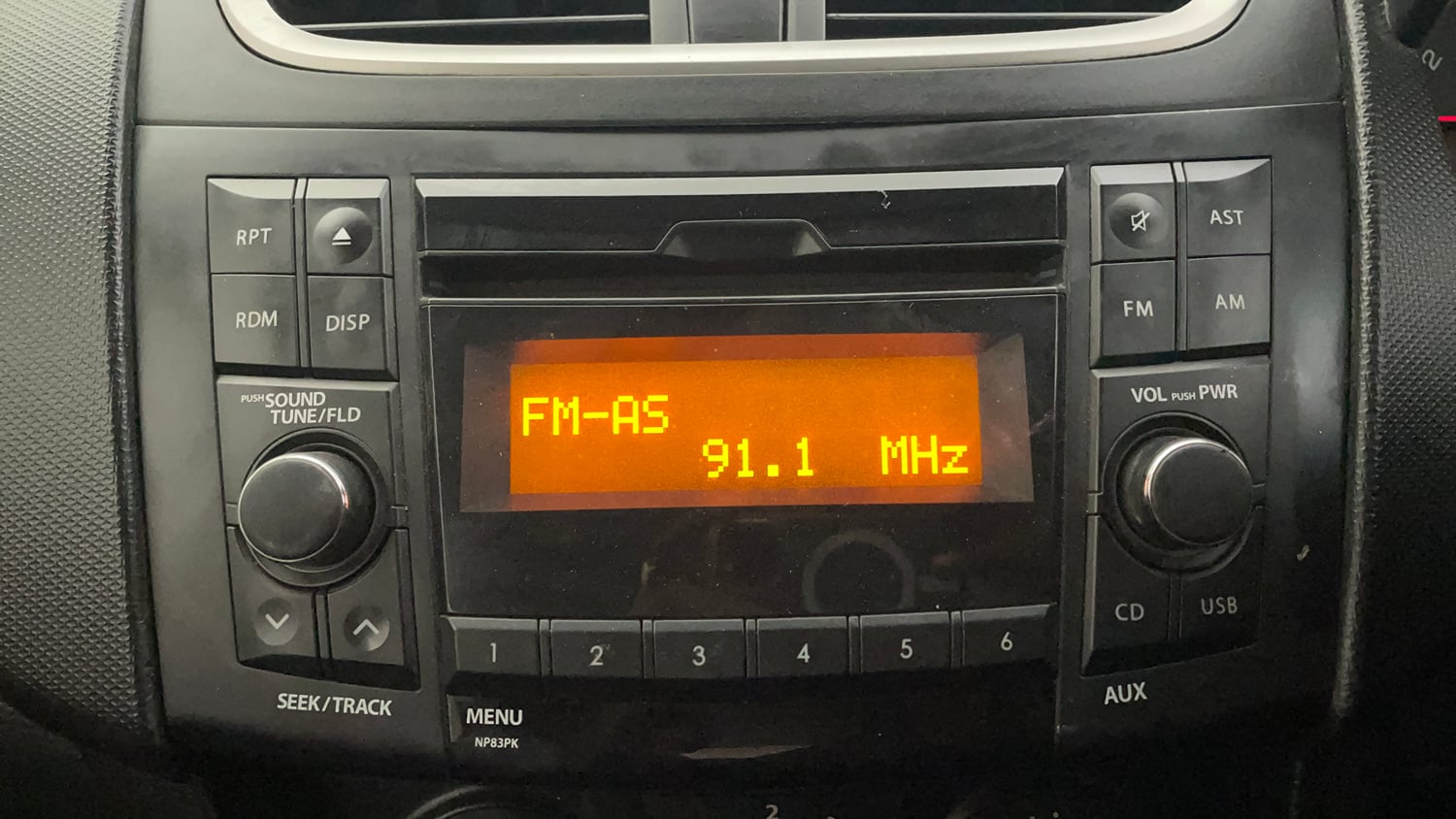 Used 2017 Maruti Suzuki Swift VXI (O) Petrol Manual top_features Integrated (in-dash) music system