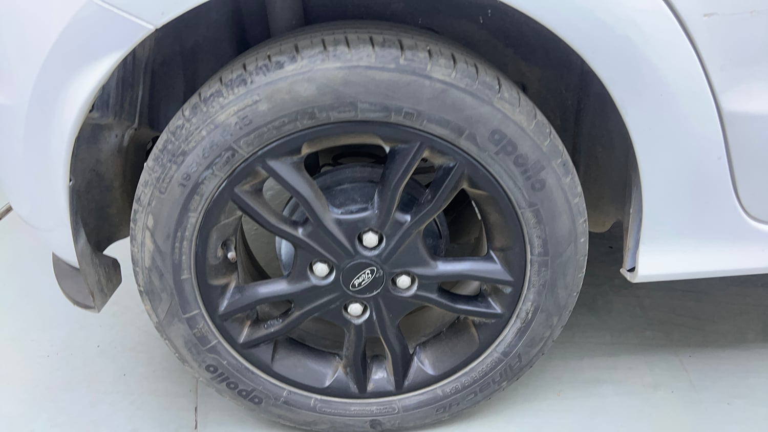Used 2017 Ford Figo Titanium 1.2 Ti-VCT Petrol Manual tyres RIGHT REAR TYRE RIM VIEW