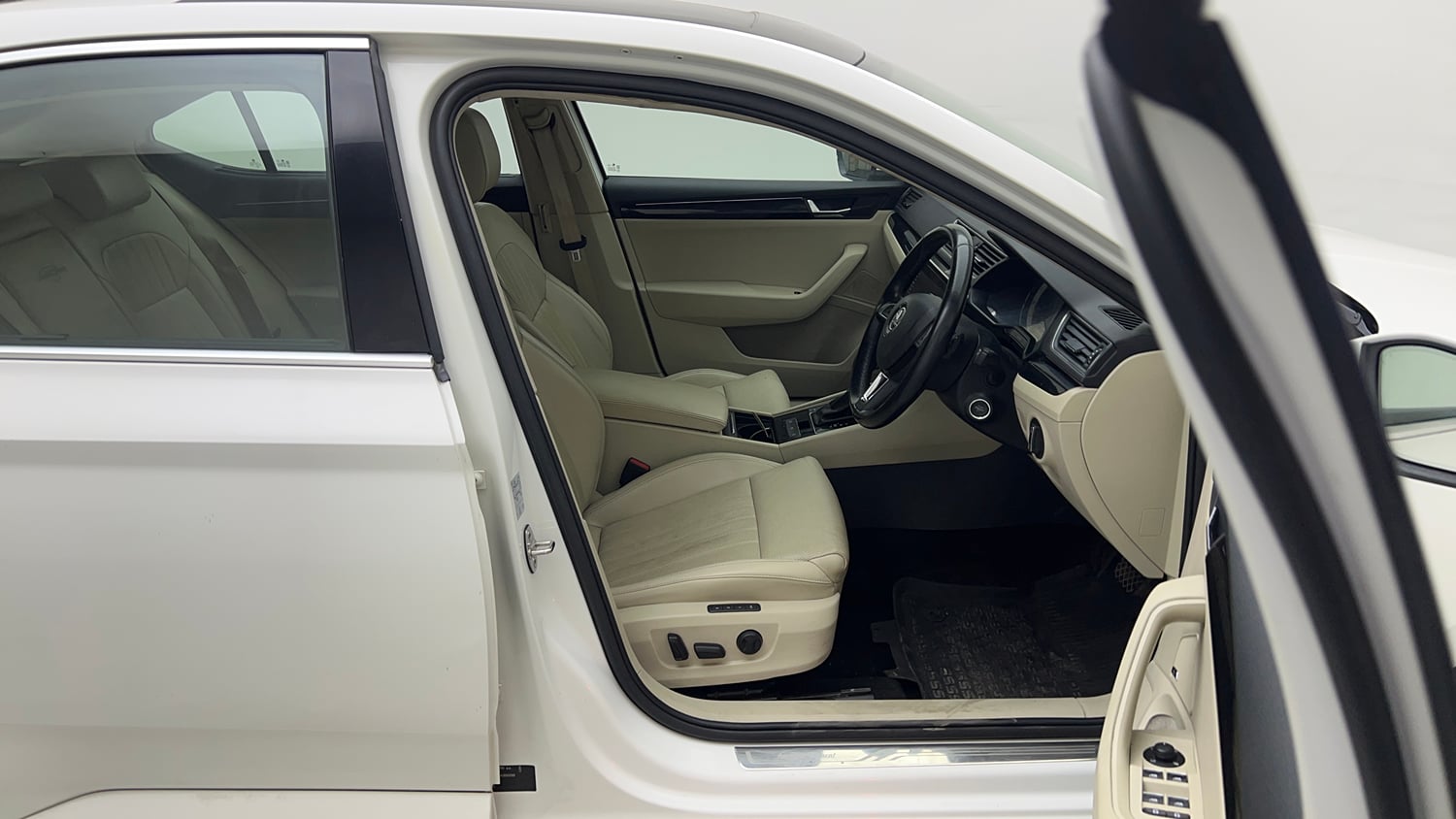 Used 2018 Skoda Superb L&K TSI AT Petrol Automatic interior RIGHT SIDE FRONT DOOR CABIN VIEW