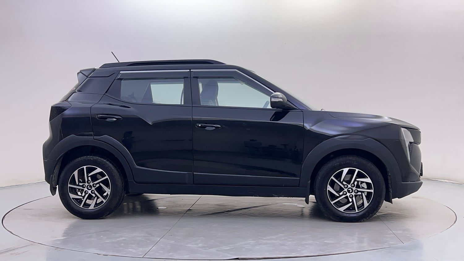 Used 2025 Mahindra XUV 3XO AX5 1.5 Diesel Autoshift Plus Diesel Automatic exterior RIGHT SIDE VIEW