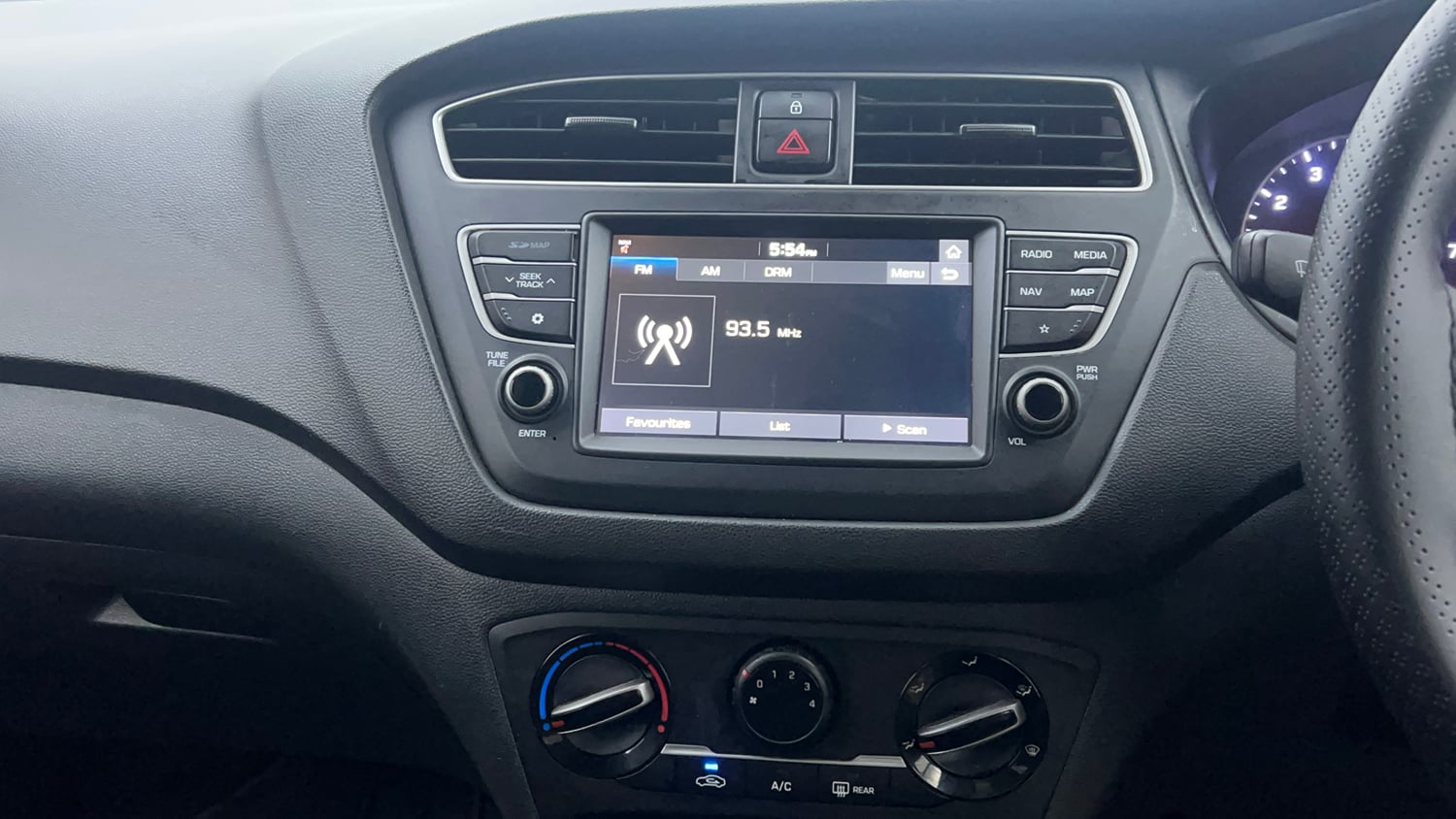 Used 2019 Hyundai Elite i20 Sportz Plus 1.2 Dual Tone Petrol Manual interior MUSIC SYSTEM & AC CONTROL VIEW