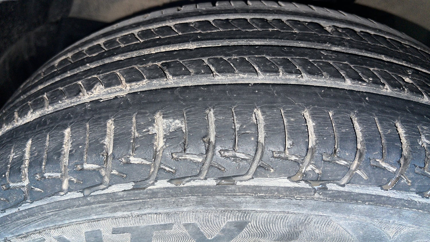 Used 2018 Maruti Suzuki Ertiga VXI Petrol Manual tyres LEFT FRONT TYRE TREAD VIEW