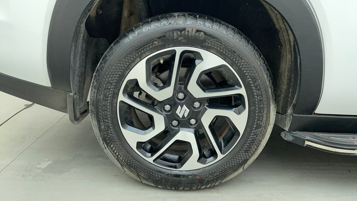 Used 2024 Maruti Suzuki Invicto Alpha Plus 7 STR Hybrid Automatic tyres RIGHT REAR TYRE RIM VIEW