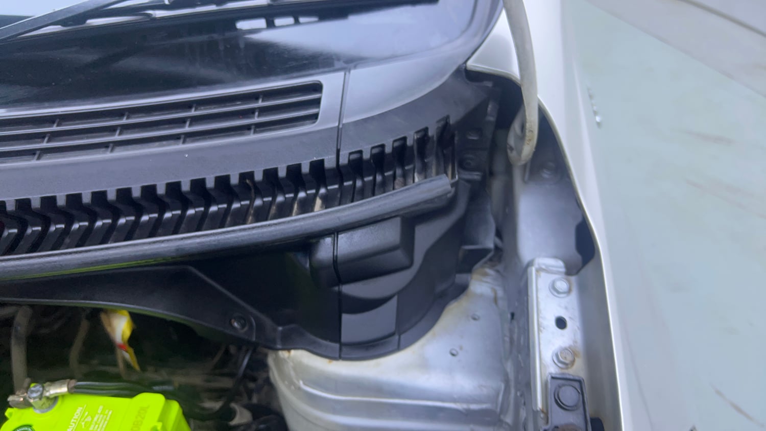 Used 2013 Maruti Suzuki Ertiga Vxi Petrol Manual engine ENGINE LEFT SIDE HINGE & APRON VIEW