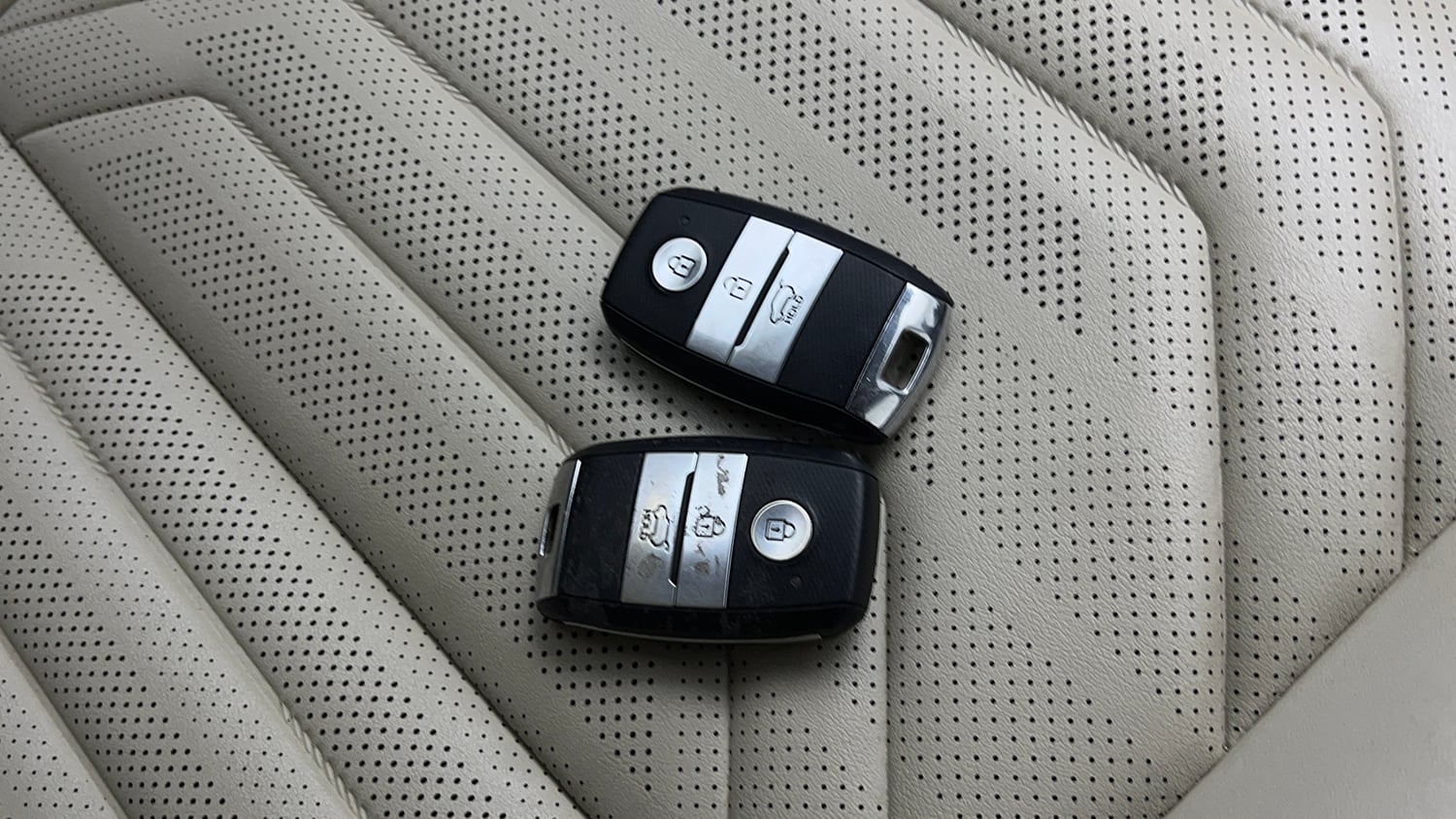 Used 2022 Kia Carens Luxury Plus 1.4 Petrol 7 STR Petrol Manual extra CAR KEY VIEW