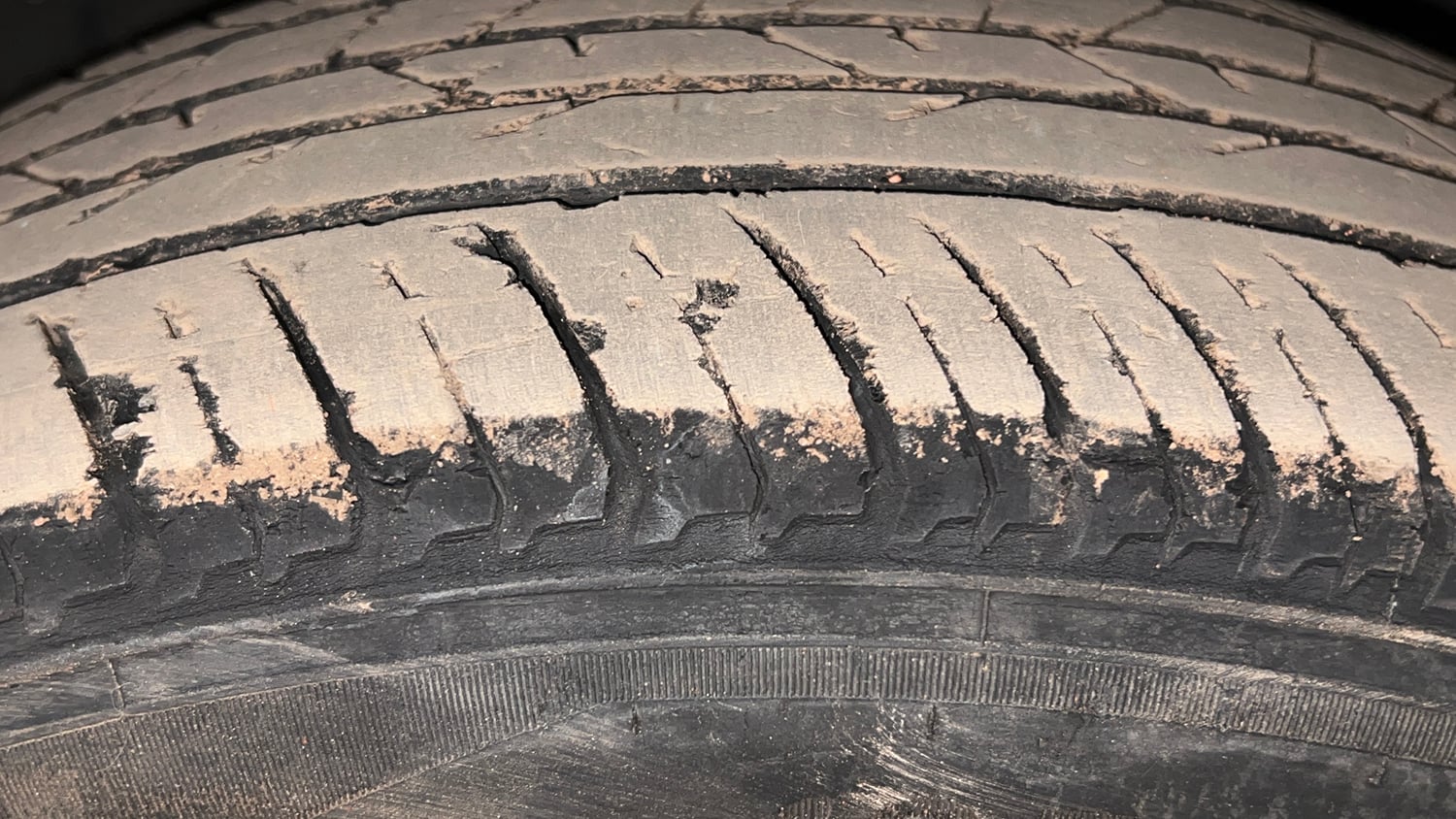 Used 2023 Nissan Magnite XE Petrol Manual tyres LEFT FRONT TYRE TREAD VIEW