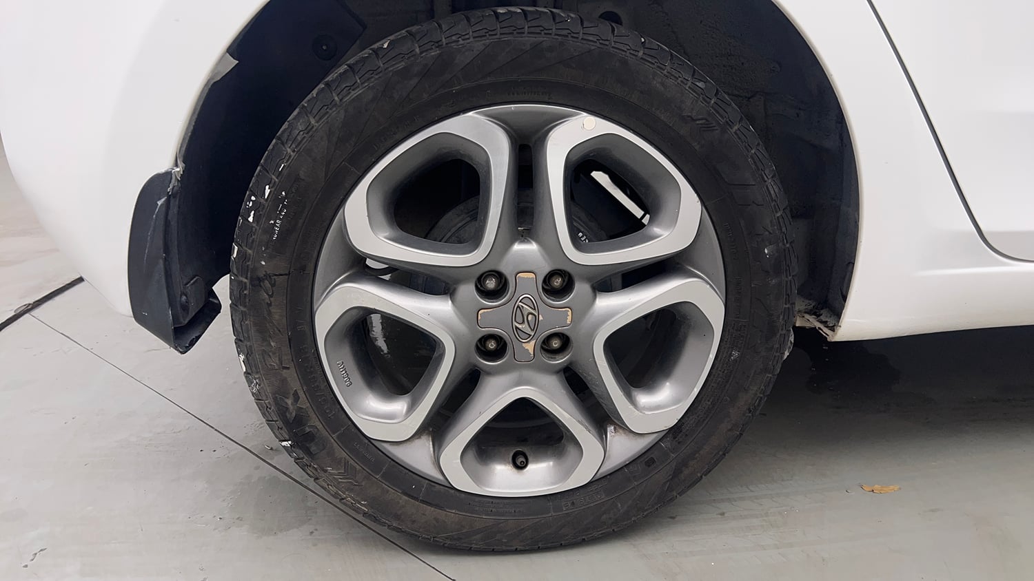 Used 2019 Hyundai Elite i20 Sportz Plus 1.2 Dual Tone Petrol Manual tyres RIGHT REAR TYRE RIM VIEW