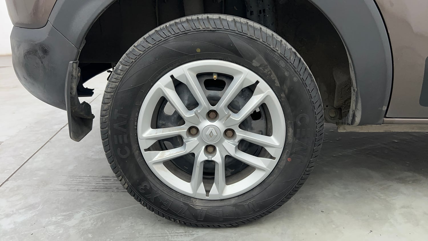 Used 2023 Renault Triber RXT EASY-R AMT Petrol Automatic tyres RIGHT REAR TYRE RIM VIEW