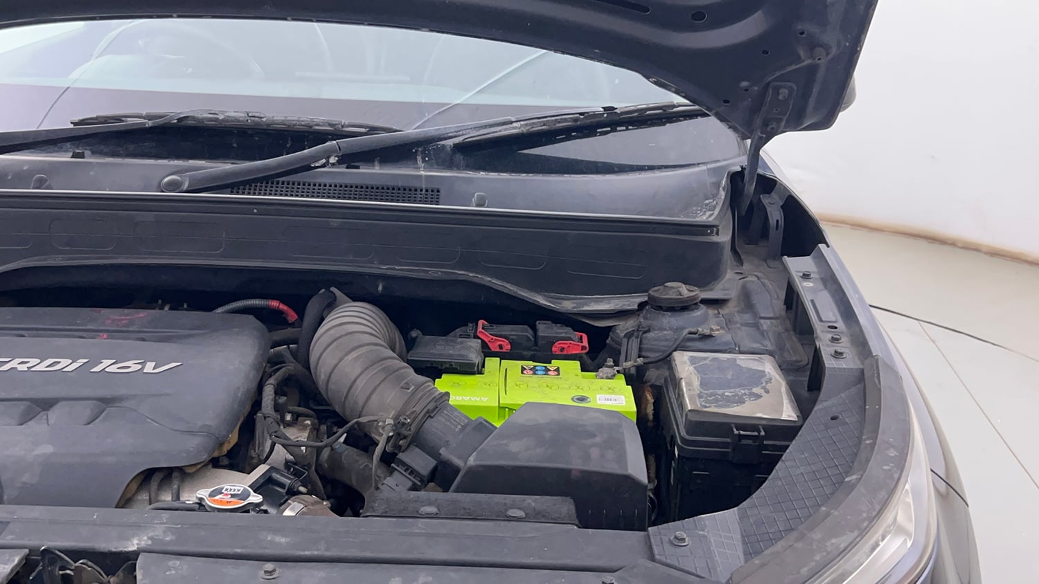 Used 2019 Hyundai Venue SX 1.4 (O) CRDi Diesel Manual engine ENGINE LEFT SIDE HINGE & APRON VIEW