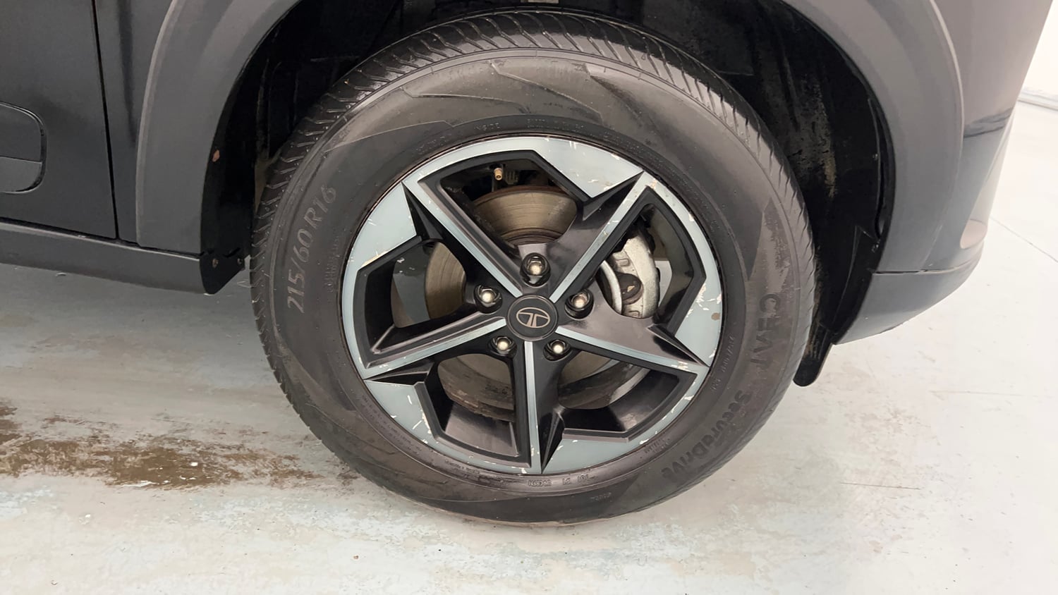 Used 2026 Tata Nexon Fearless + A PS DCA DK 1.2 Petrol Automatic tyres RIGHT FRONT TYRE RIM VIEW