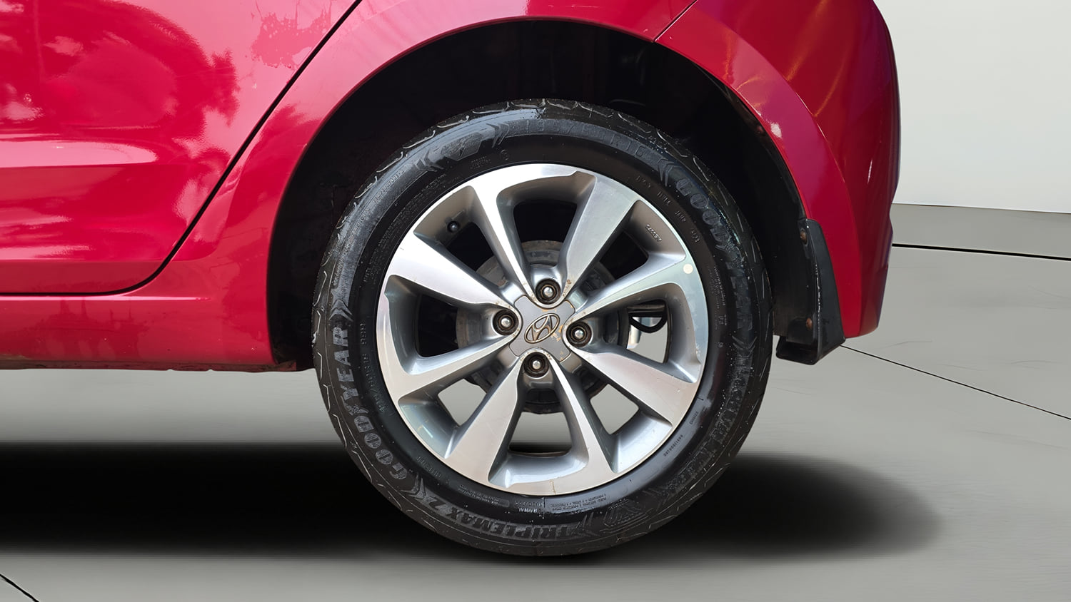 Used 2018 Hyundai Elite i20 Asta 1.2 Dual Tone Petrol Manual tyres LEFT REAR TYRE RIM VIEW