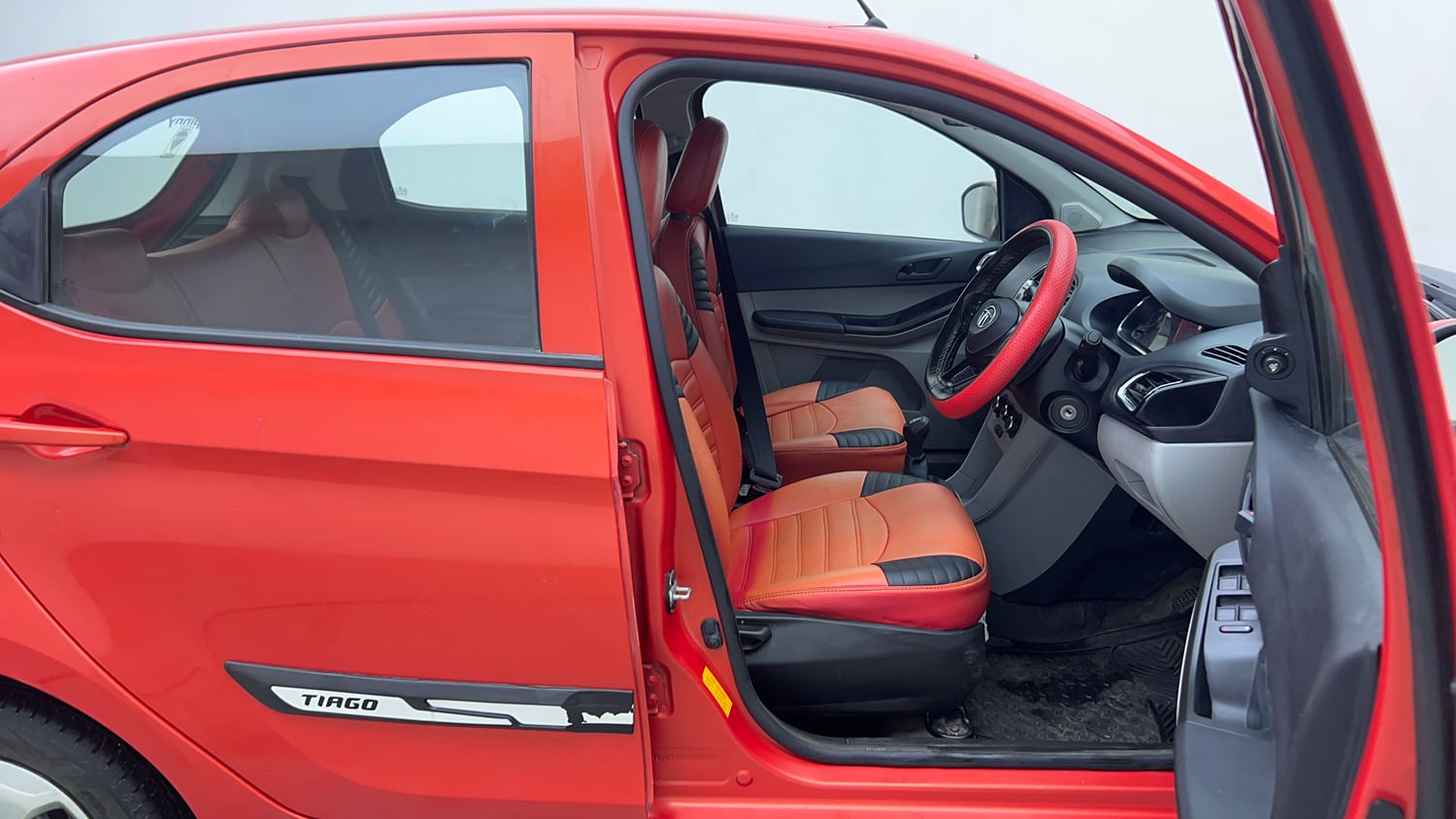Used 2021 Tata Tiago XT Petrol Manual interior RIGHT SIDE FRONT DOOR CABIN VIEW