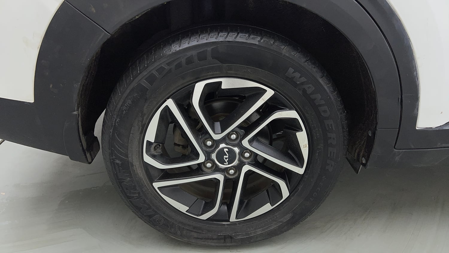 Used 2022 Kia Carens Luxury Plus 1.4 Petrol 7 STR Petrol Manual tyres RIGHT REAR TYRE RIM VIEW