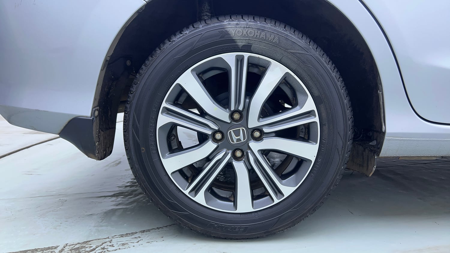 Used 2022 Honda Amaze VX CVT 1.2 Petrol Petrol Automatic tyres RIGHT REAR TYRE RIM VIEW