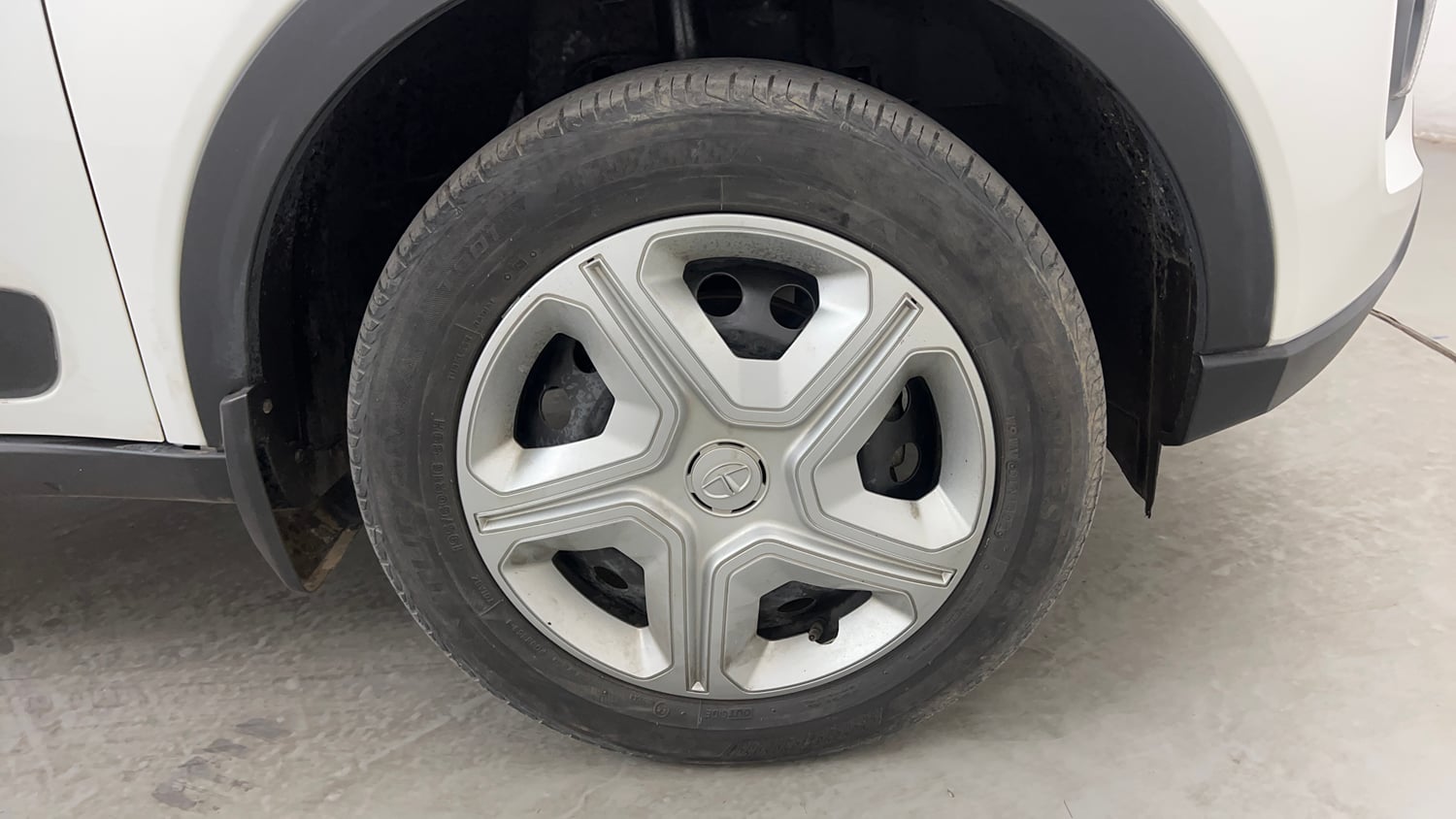 Used 2022 Tata Nexon XMA (S) Diesel Diesel Automatic tyres RIGHT FRONT TYRE RIM VIEW