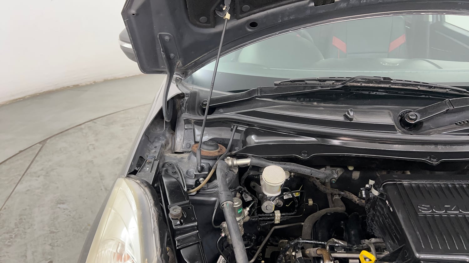 Used 2014 Maruti Suzuki Swift VXi Petrol Manual engine ENGINE RIGHT SIDE HINGE & APRON VIEW