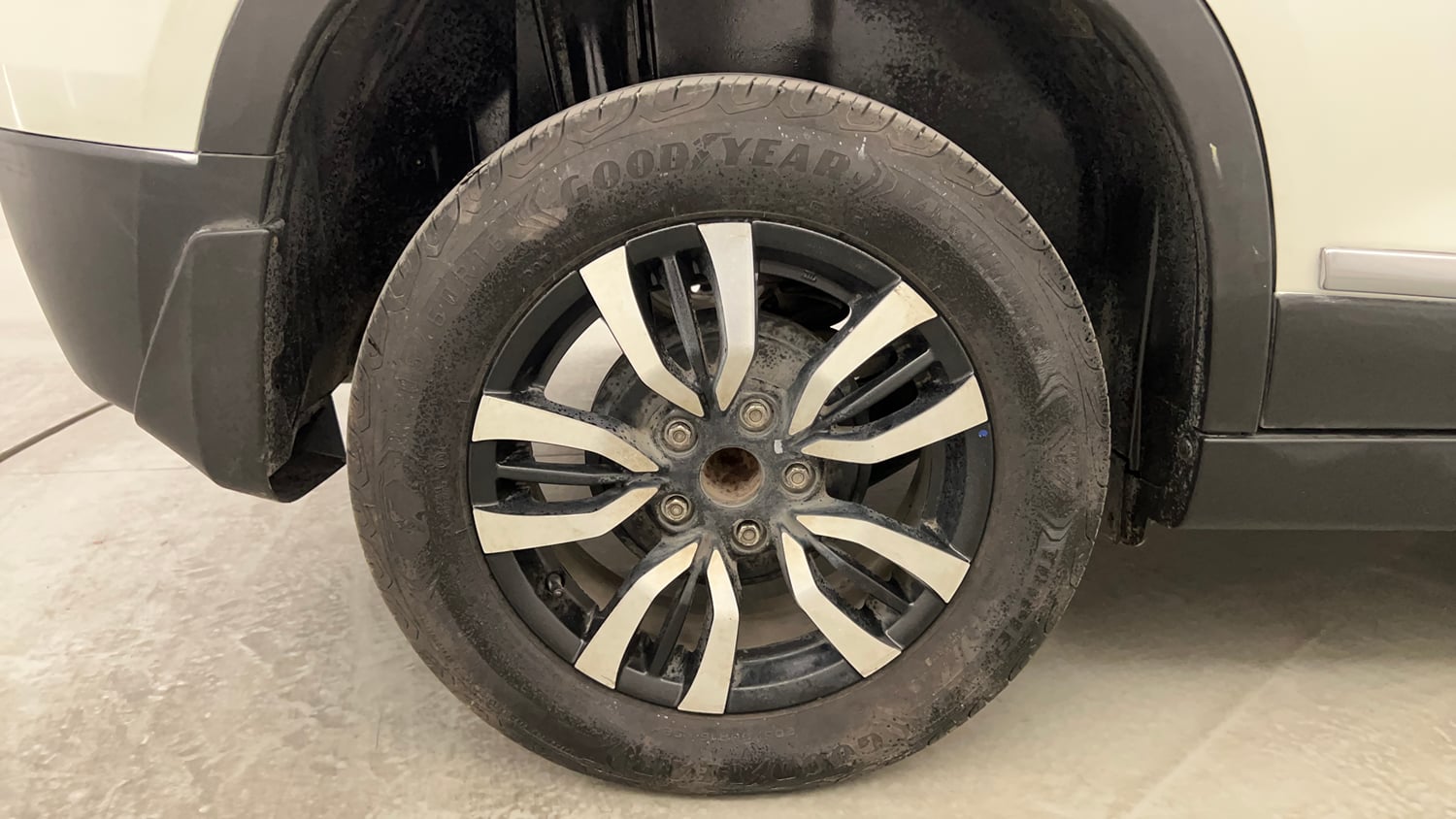 Used 2020 maruti-suzuki Vitara Brezza VXi Petrol Manual tyres RIGHT REAR TYRE RIM VIEW