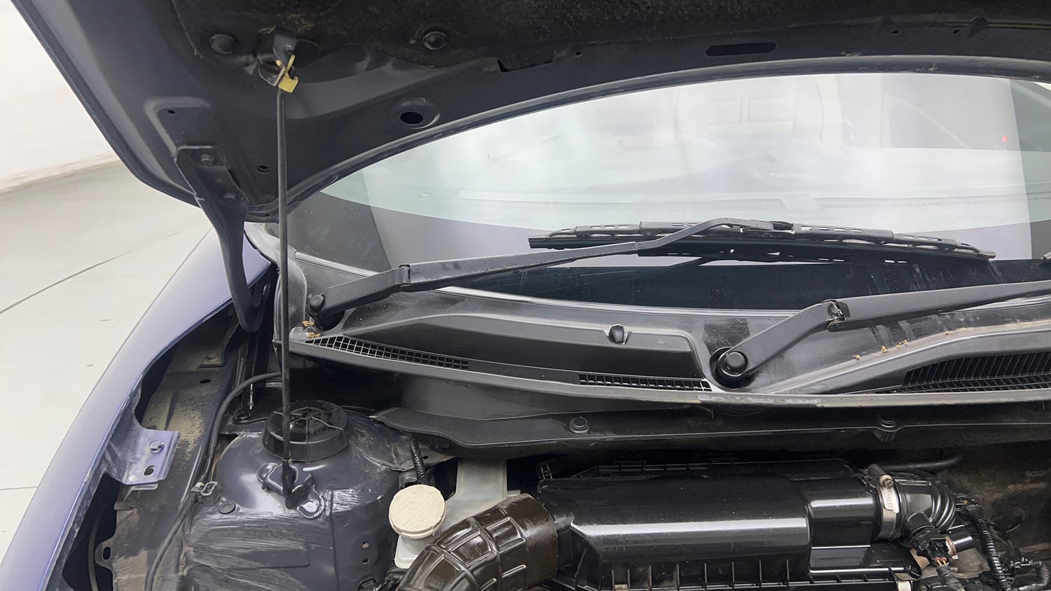Used 2017 Maruti Suzuki Dzire ZXi AMT Petrol Automatic engine ENGINE RIGHT SIDE HINGE & APRON VIEW