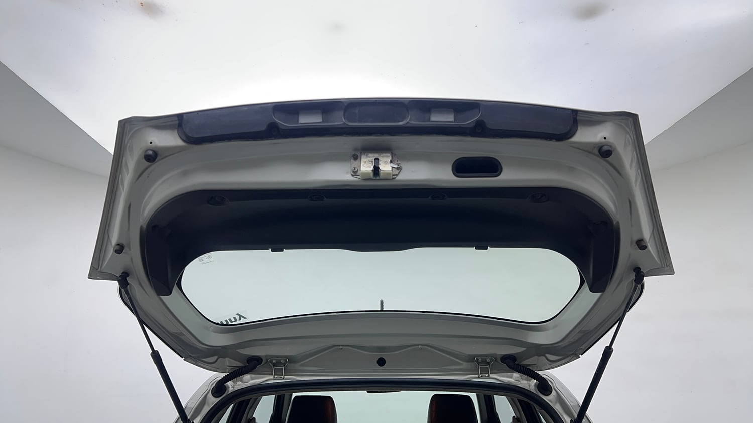 Used 2015 Maruti Suzuki Swift Lxi (O) Petrol Manual interior DICKY DOOR OPEN VIEW